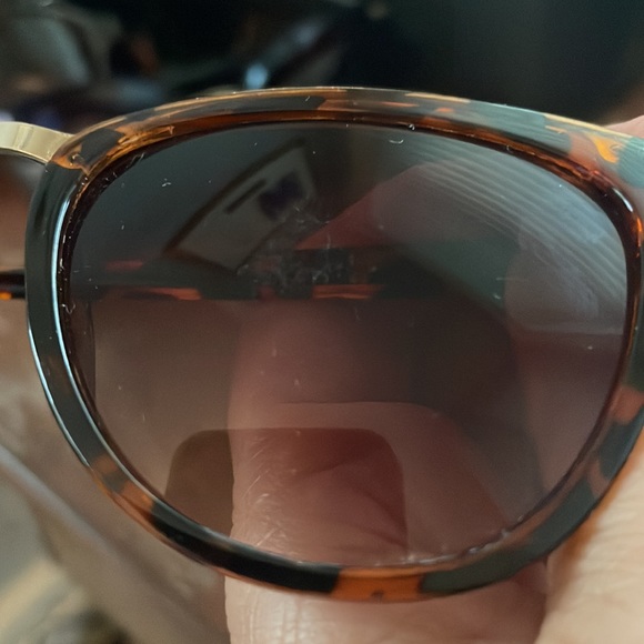 Oscar by Oscar del la Renta MOD 3080 215 brown tortoise sunglasses. main image 6